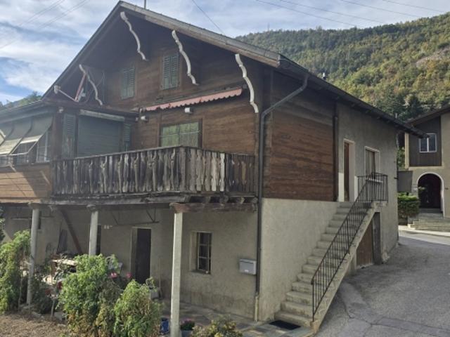 Doppelhaushälfte im Dorf, die komplett renoviert werden muss