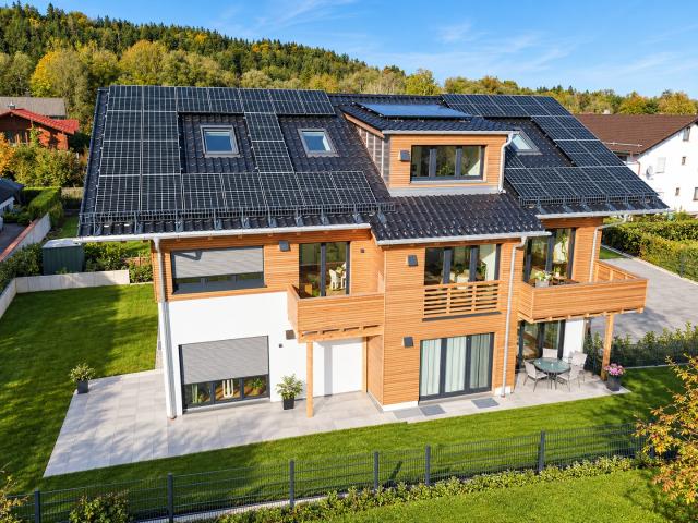 Doppelhaushälfte in Holzmassivbauweise – KfW 40 Plus, ca. 150 m², S/W Garten & beheiztes KG