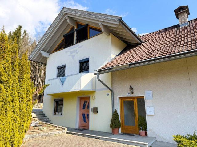 DOPPELHAUSHÄLFTE IN KÄRNTEN RAUMWUNDER IN SONNIGER WALDRANDLAGE IN IRSCHEN/GRÖFELHOF