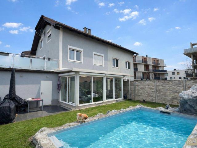 Doppelhaushälfte in ruhiger Wohnstraße mit Garten und Pool!