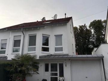Doppelhaushällfte mit Garage und Garten von Privat