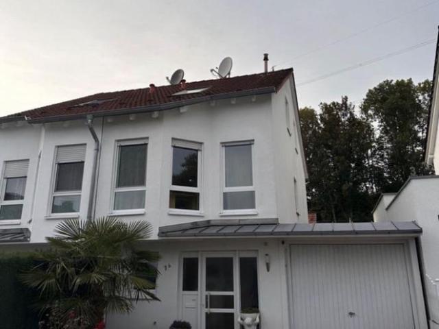 Doppelhaushällfte mit Garage und Garten von Privat