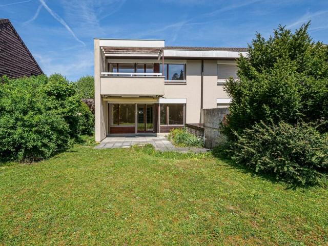 Doppleinfamilienhaus mit grossem Garten, ideal für Familien