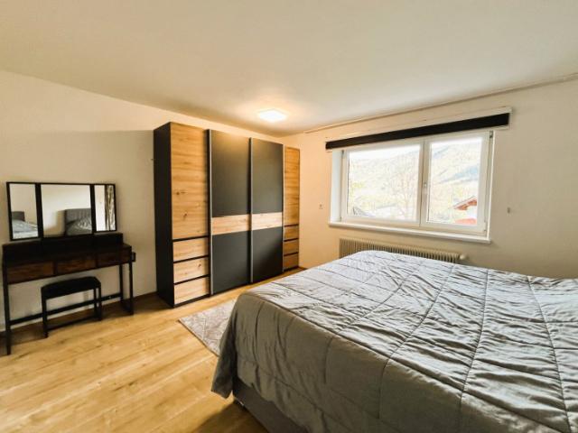 Dort leben, wo andere Urlaub machen: Wunderschöne 3 Zimmer Wohnung mit 196m² großen Garten im Stubaital zu verkaufen!