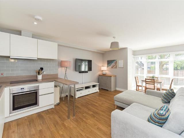 Doran Drive, Redhill 2 bed apartment to rent £1,600 pcm £369 pw