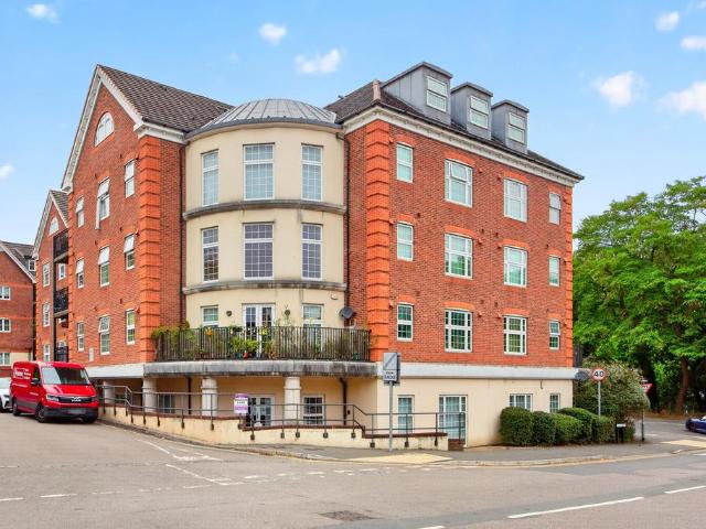 Dorchester Court, Camberley 2 bed flat to rent £1,450 pcm £335 pw