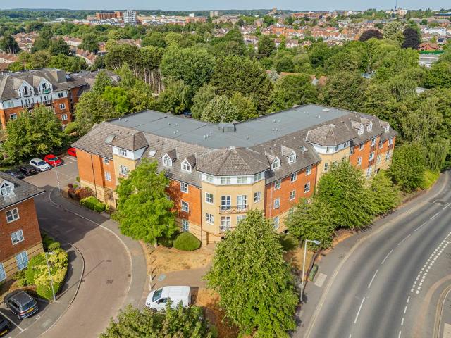 Dorchester Court, St Albans AL1 1 bed apartment to rent £1,500 pcm £346 pw