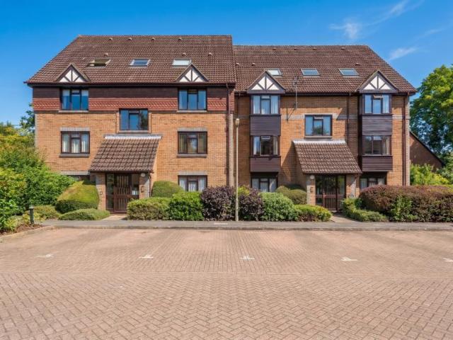 Dorchester Court, Woking GU22 1 bed maisonette to rent £1,125 pcm £260 pw