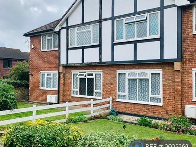 Dorchester Gardens, London, E4 2 bed flat to rent £2,000 pcm £462 pw