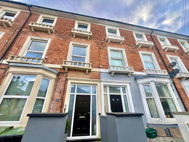 Dorchester Road, Weymouth, DT4 2 bed flat to rent £1,200 pcm £277 pw