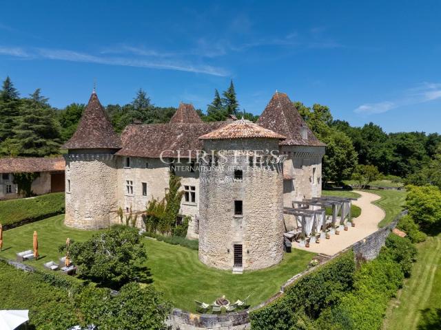A vendre Magnifique château entièrement rénové en Dordogne 800m² Périgueux