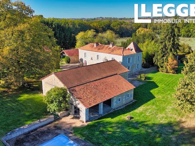 Dordogne Périgord vert Propriété d'exception du XVIIIe siècle avec dépendances et piscine sur 40 hectares