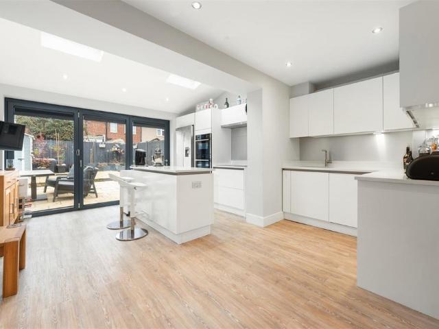 Dore Gardens, Morden SM4 2 bed house to rent £2,250 pcm £519 pw