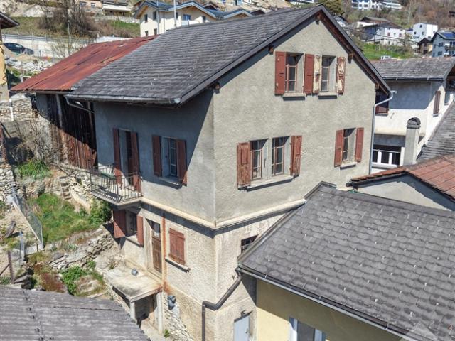 Dorfhaus 4.5 Zimmer zu renovieren + Scheune + Garage, ruhig, Aussicht, usw