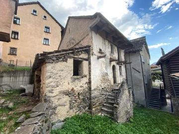 Dorfhaus zum Ausbauen mit Bauprojekt / Haus im Kern zu renovieren