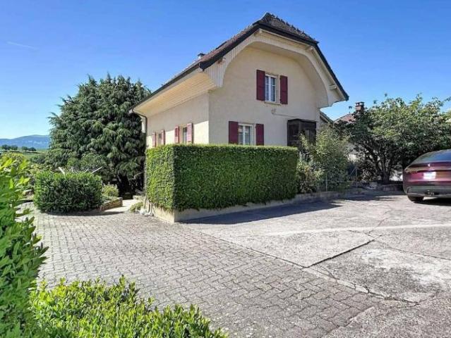 Dorfhaus auf einem Grundstück von über 4'400 m²