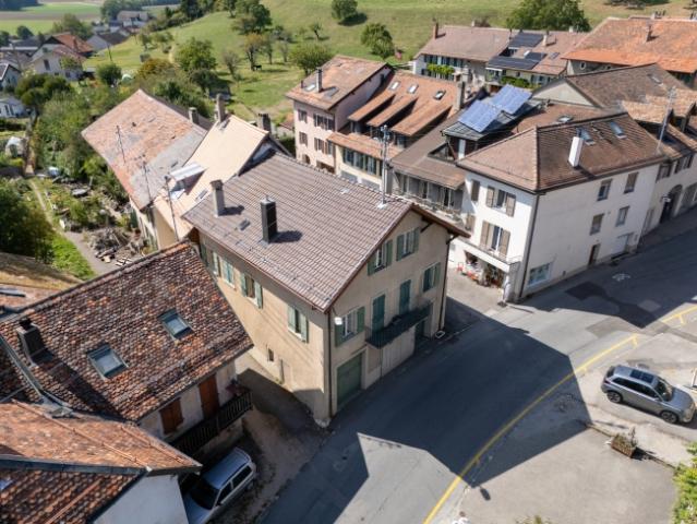 DORFHAUS, DAS DIE MÖGLICHKEIT BIETET, ZWEI WOHNUNGEN ZU ERRICHTEN