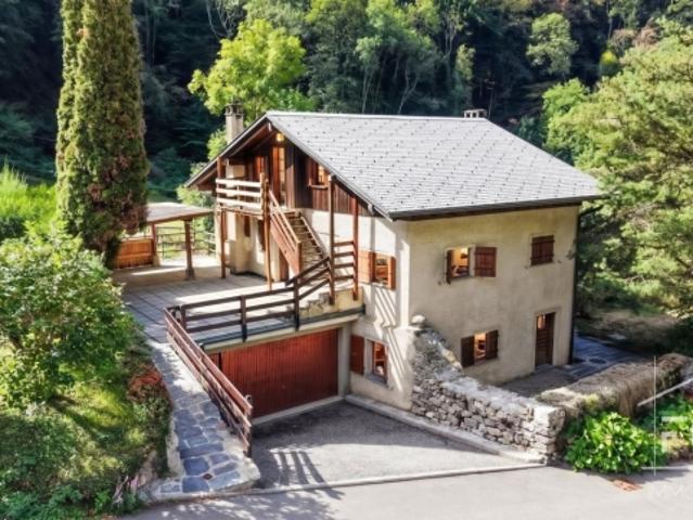 Dorfhaus in Villeneuve – Investitionsimmobilie mit 3 Wohnungen