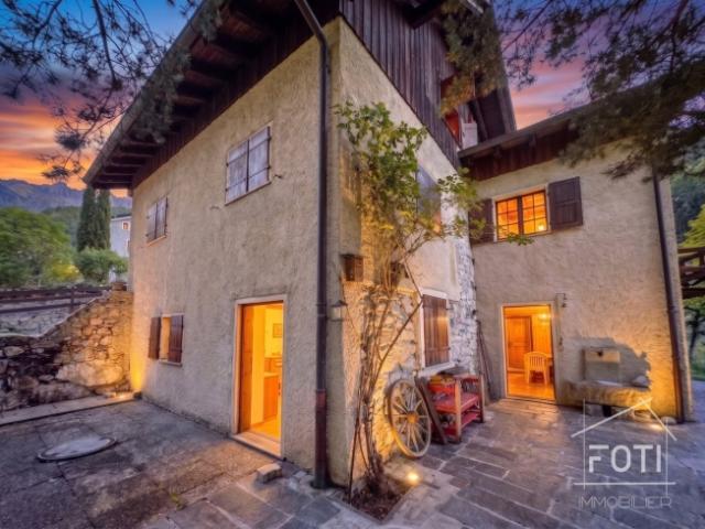 Dorfhaus in Villeneuve – Investitionsimmobilie mit 3 Wohnungen