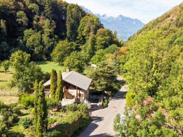 Dorfhaus in Villeneuve – Investitionsimmobilie mit 3 Wohnungen