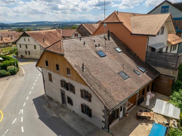 Dorfhaus mit 2 Wohnungen in Pailly