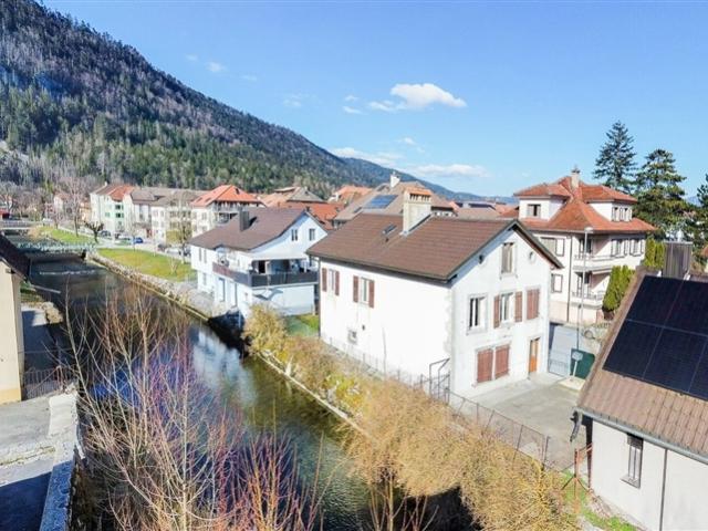 Dorfhaus mit 6 Zimmern Am Flussufer mit kleinem Garten
