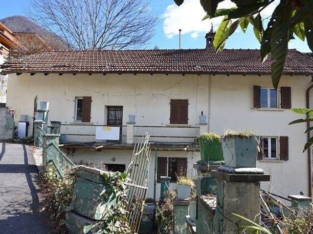 Dorfhaus mit Anbau zu renovieren und Terrasse / Grosses Haus und Anbau zu renovieren + Bauland, sehr sonnig und ruhig mit schöner Aussicht