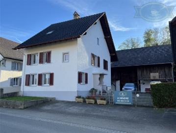 Dorfhaus mit großer Scheune und großem Garten