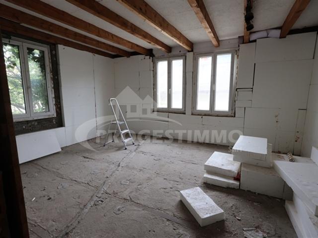 DORFHAUS MIT SCHUETTE, DIE VOLLSTÄNDIG UMGEBAUT WERDEN KANN