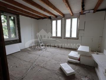 DORFHAUS MIT SCHUETTE, DIE VOLLSTÄNDIG UMGEBAUT WERDEN KANN