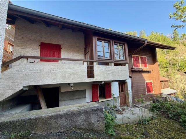 Renovierungsbedürftiges Dorfhaus mit zwei Wohnungen in Beuson