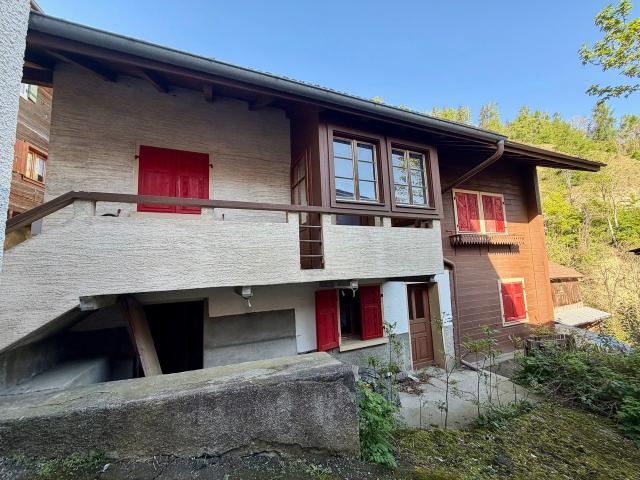 Renovierungsbedürftiges Dorfhaus mit zwei Wohnungen in Beuson