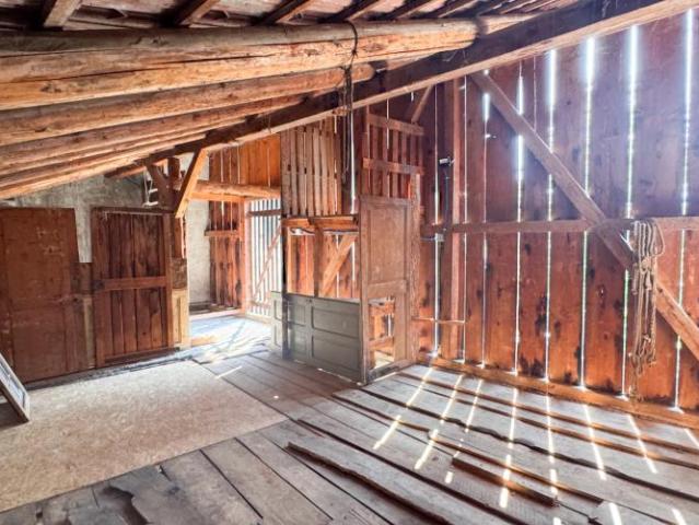 Dorfhaus mit zwei Nebengebäuden – grosses Umbaupotenzial in Ollon