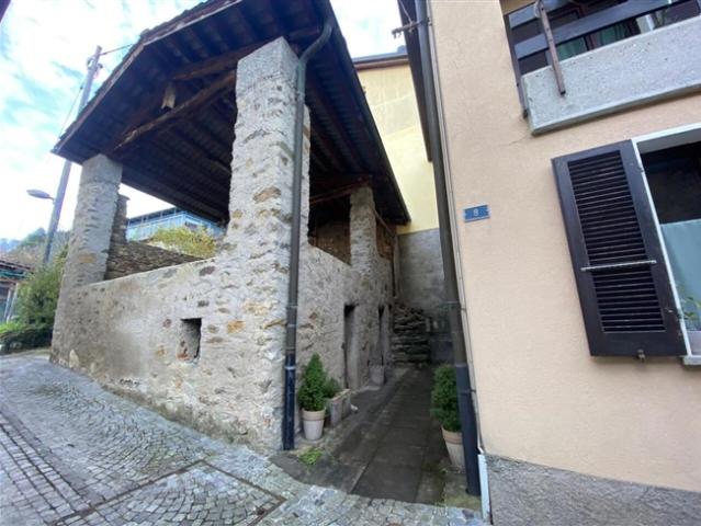 Dorfrustico zum Ausbauen an sehr ruhiger Aussichtslage mit Seeblick / Rustico im Dorfkern zu renovieren sehr ruhige schöne Aussicht auch auf den See