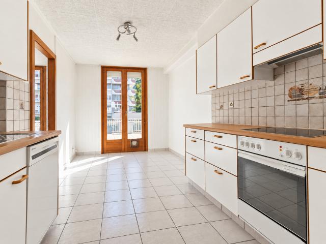 Dorfzentrum – 3,5 Zimmer im ersten Stock mit großer Terrasse und Parkplätzen