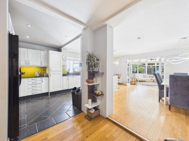 Doris Road, Ashford, Surrey, TW15 4 bed semi detached house to rent £2,850 pcm £658 pw