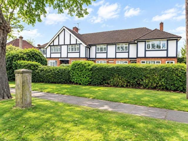 Dorking Road, Epsom, Surrey. KT18 2 bed maisonette to rent £1,750 pcm £404 pw