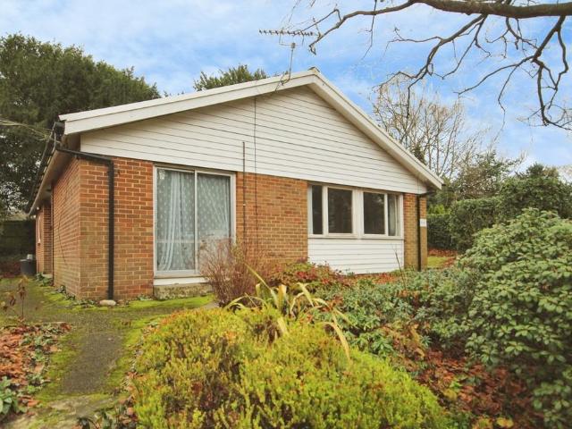 Dormans Road, Lingfield 3 bed detached bungalow to rent £1,700 pcm £392 pw