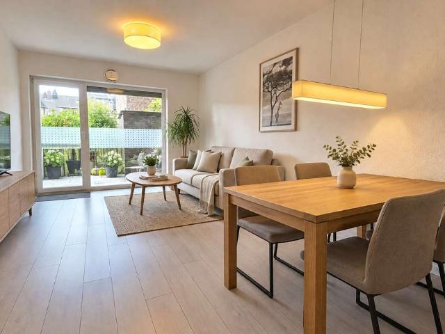 Dormagen City: Mittendrin und doch ruhig: 2 Zimmer Wohnung mit großem Balkon und Stellplatz