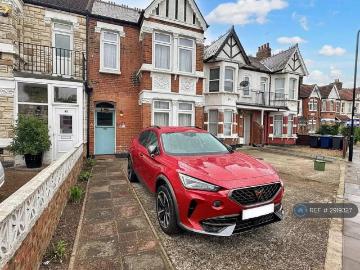 Dormers Wells Lane, Southall, UB1 4 bed semi detached house to rent £3,199 pcm £738 pw