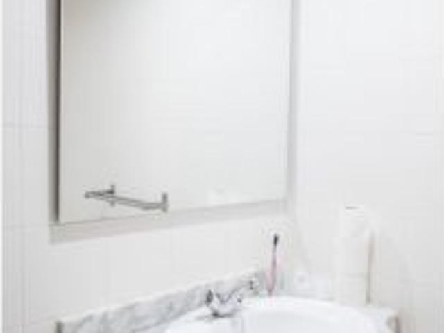 Dormitorio con baño en residencia grande en Ciudad Universitaria