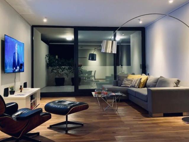 Dormitorio con baño privado en suite