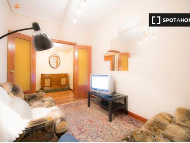 Dormitorio con cómoda en apartamento de 5 dormitorios en Begoña