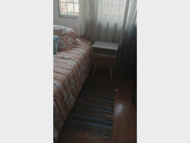 Dormitorio para mujer con baño compartido
