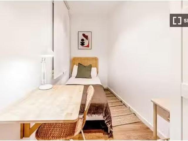 Dormitorio privado en un apartamento compartido de 4 dormitorios