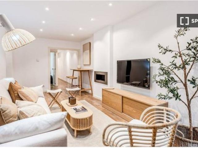 Dormitorio 2: cama doble con escritorio y TV/baño compartido