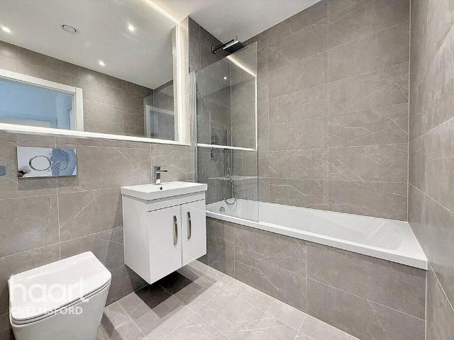 Dorset and Victoria House, Chelmsford 2 bed flat to rent £1,550 pcm £358 pw