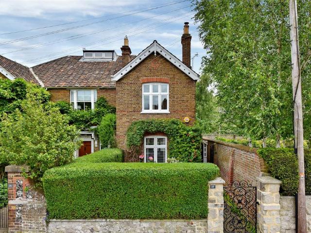 Dorset Road, Windsor, Berkshire, SL4 2 bed semi detached house to rent £2,750 pcm £635 pw