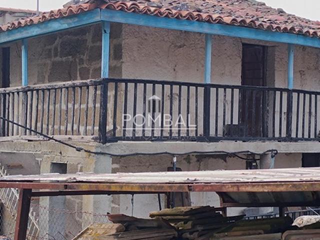 DOS CASAS CON PATIO INTERNO PARA REFORMAR MUY CERCA DE POLIGONO SAN CIBRAO