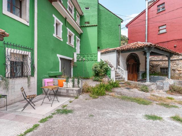 Dos casas independientes en una propiedad singular, con capilla en Felechosa de Arriba, Aller